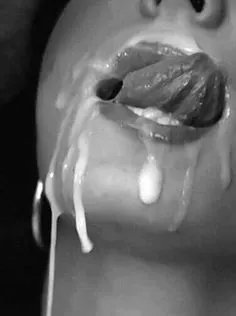 Leche en sus caras y tetas