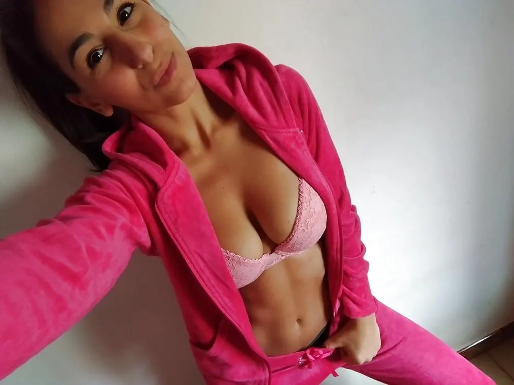 Gatita se come toda una vergota