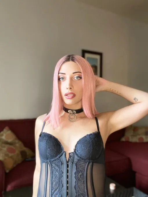 Sissy re afeminada le gusta llevarse las cosas a la boca...