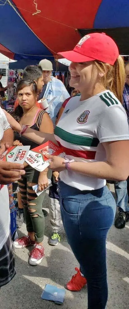 Candidata a diputada se muestra