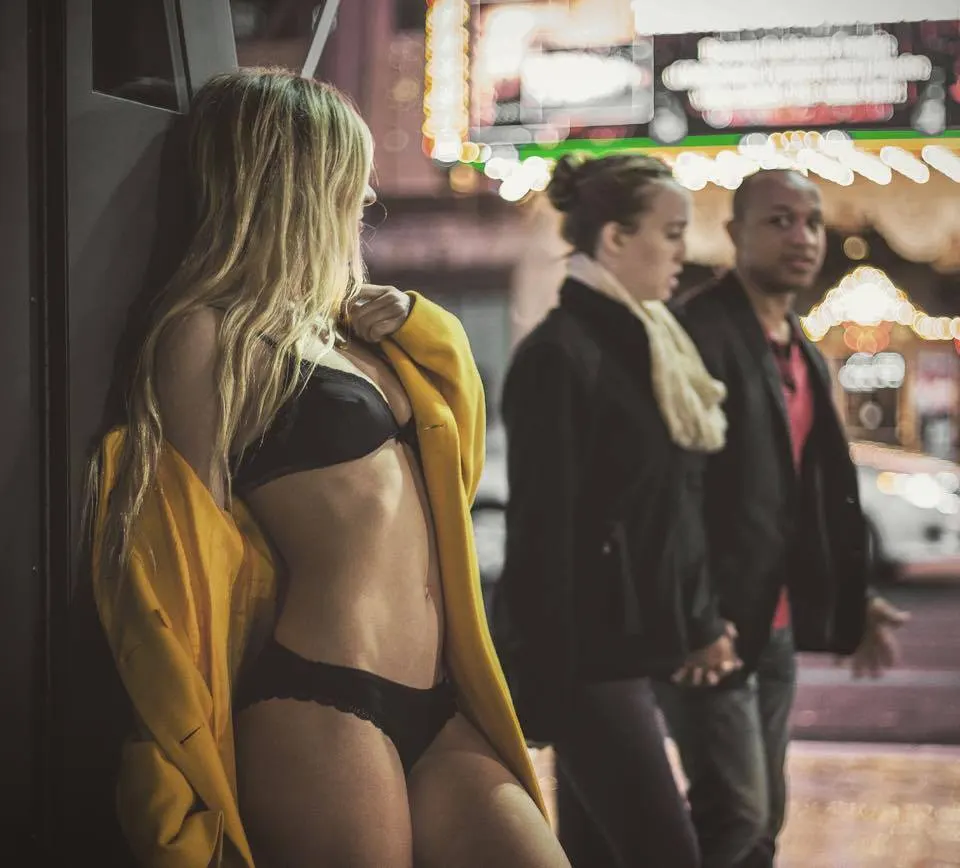 Desnudas en Publico - Flashing 35