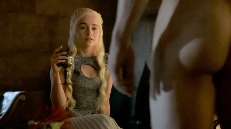 Emilia Clarke desnuda en la película fuego de trueno