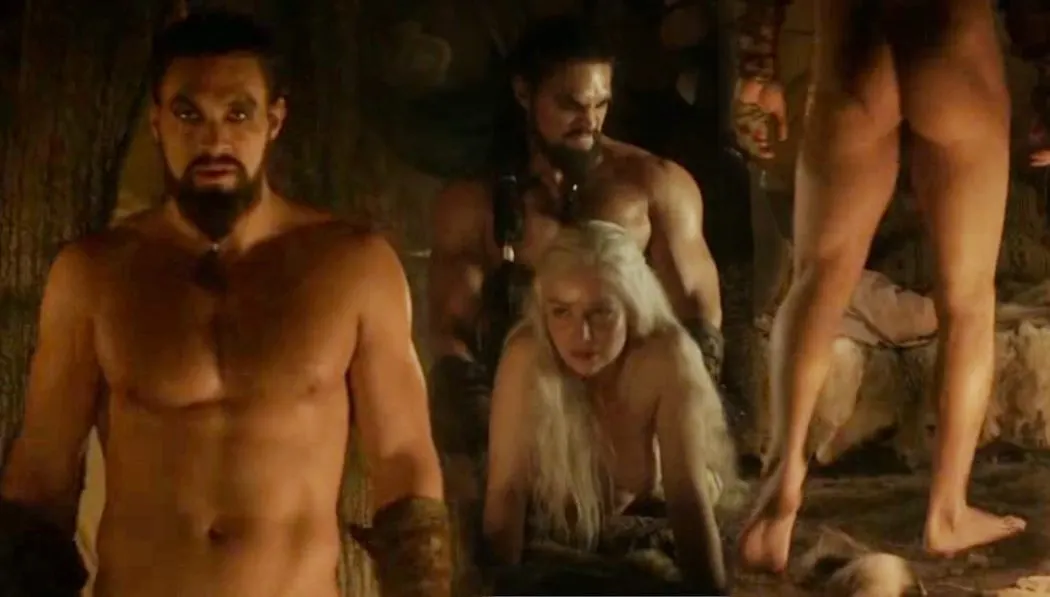 Emilia Clarke desnuda en la película fuego de trueno