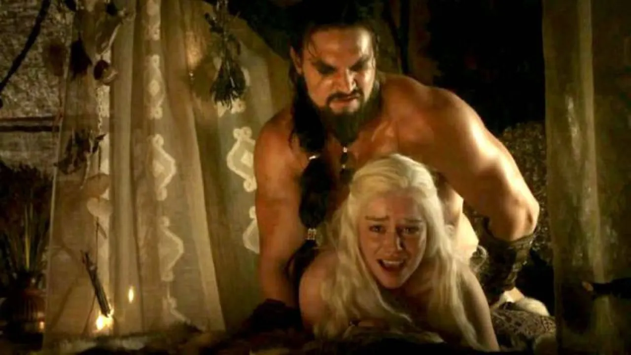 Emilia Clarke desnuda en la película fuego de trueno