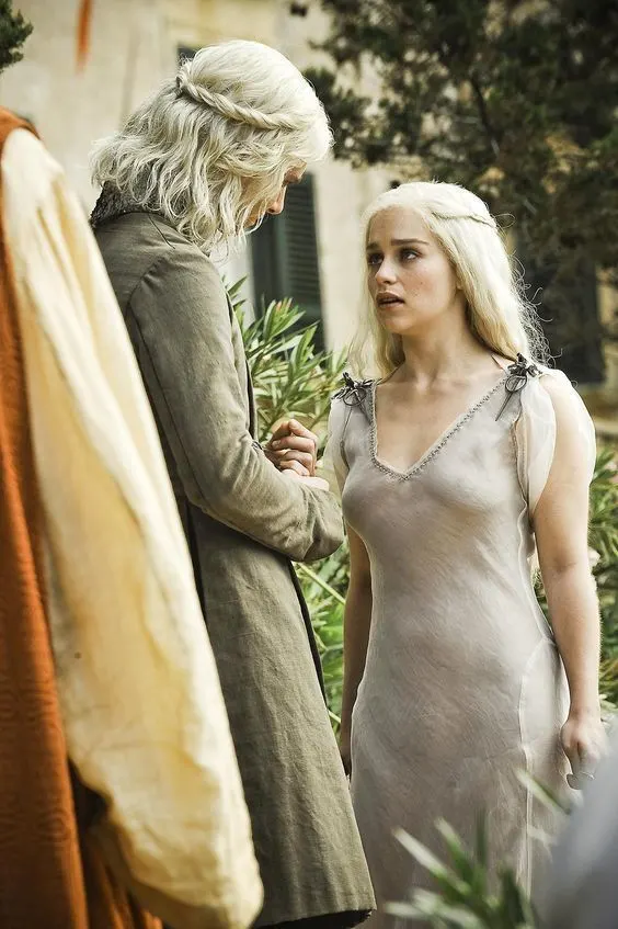 Emilia Clarke desnuda en la película fuego de trueno