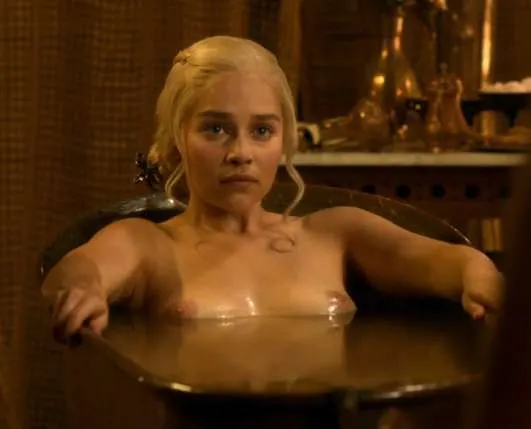 Emilia Clarke desnuda en la película fuego de trueno