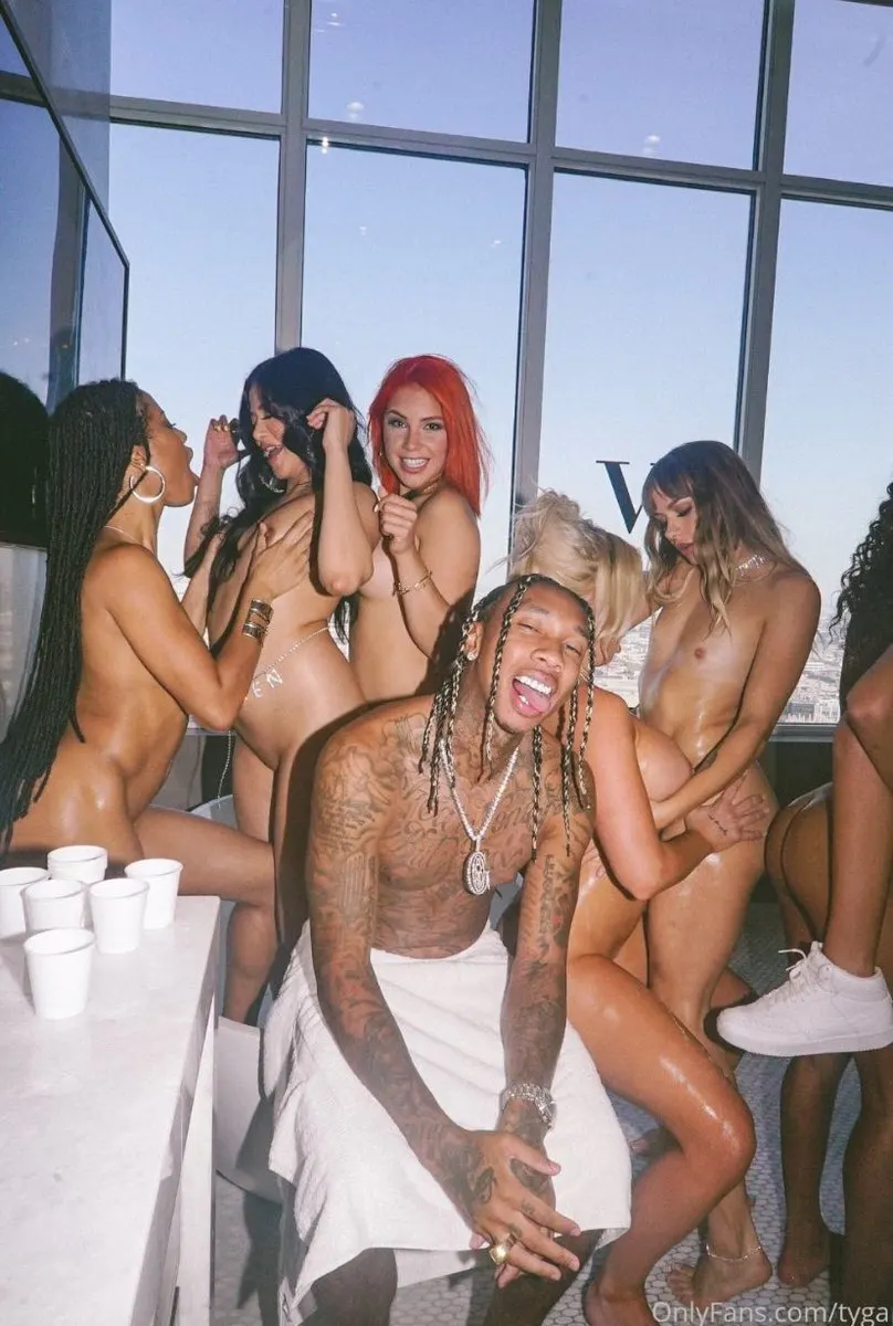 El famoso Tyga y sus chicas desnudas en only fans