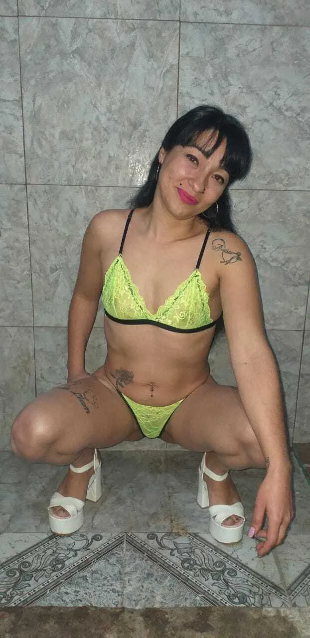 Marido comparte su mujer con amigos- 6 videitos
