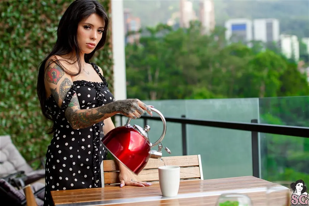 Coralinne Suicide, Tea in the Mountains