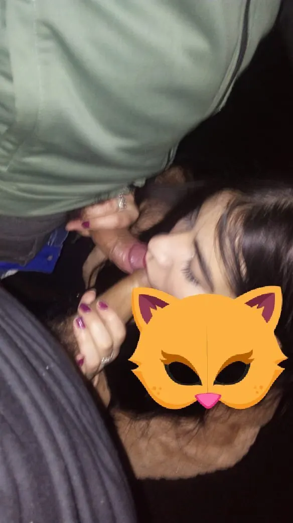 Vale putita que le encanta chupar la pija