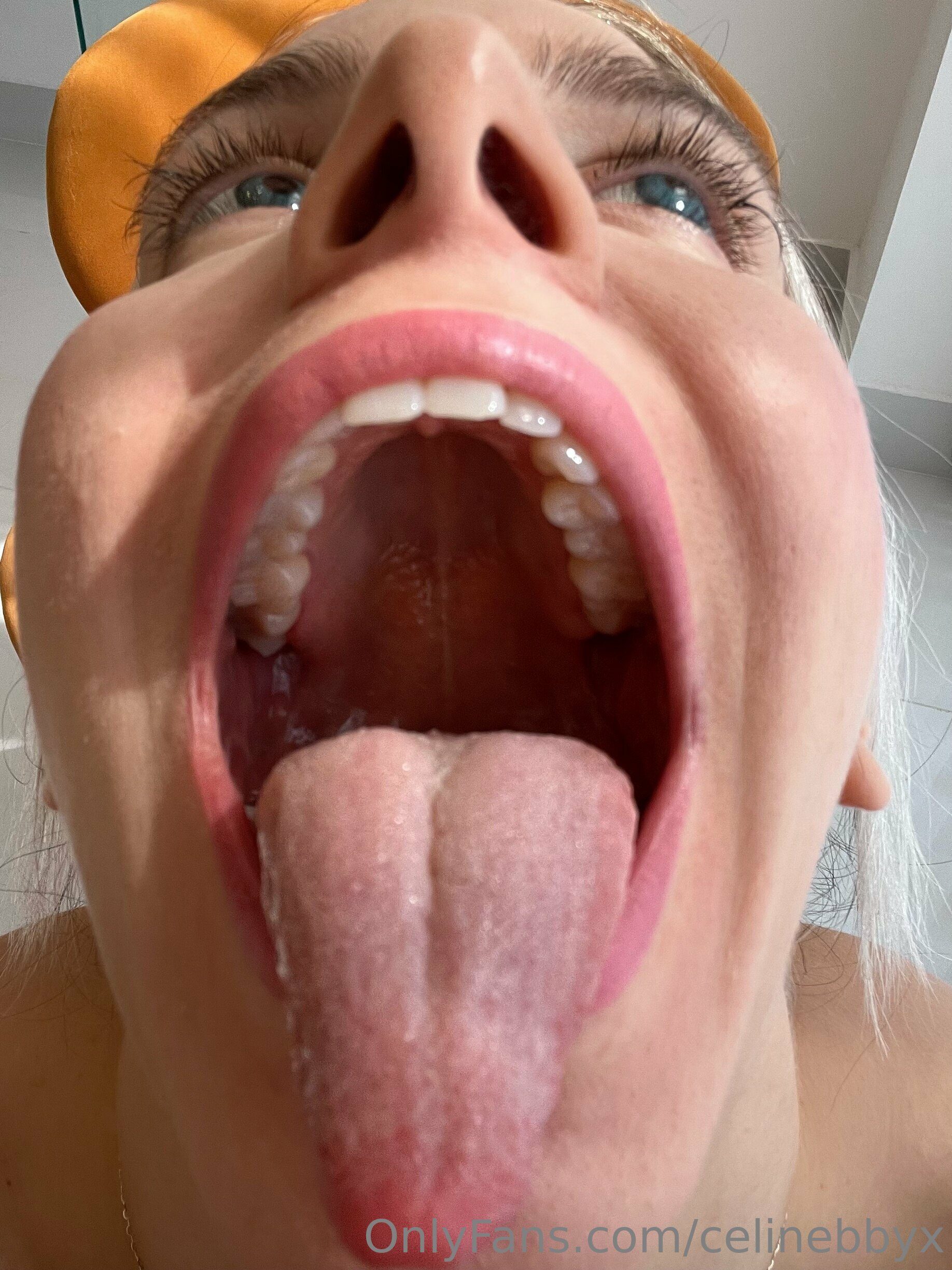 Otra rubia tetona 😈😍