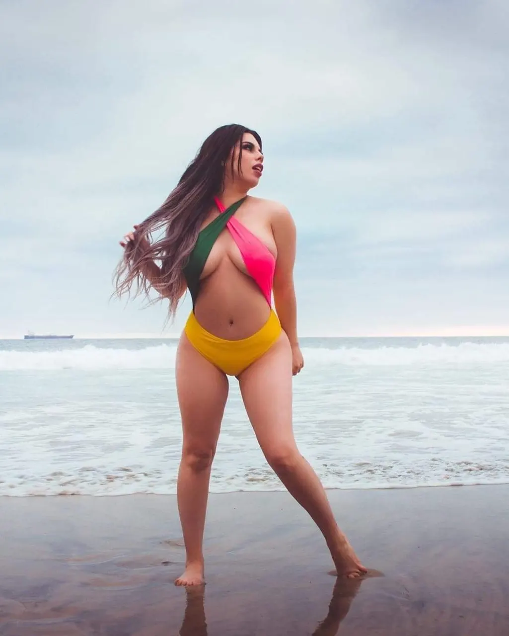 Lizbeth Rodríguez rica youtuber con grades tetas....