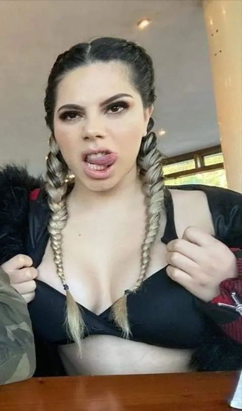 Lizbeth Rodríguez rica youtuber con grades tetas....
