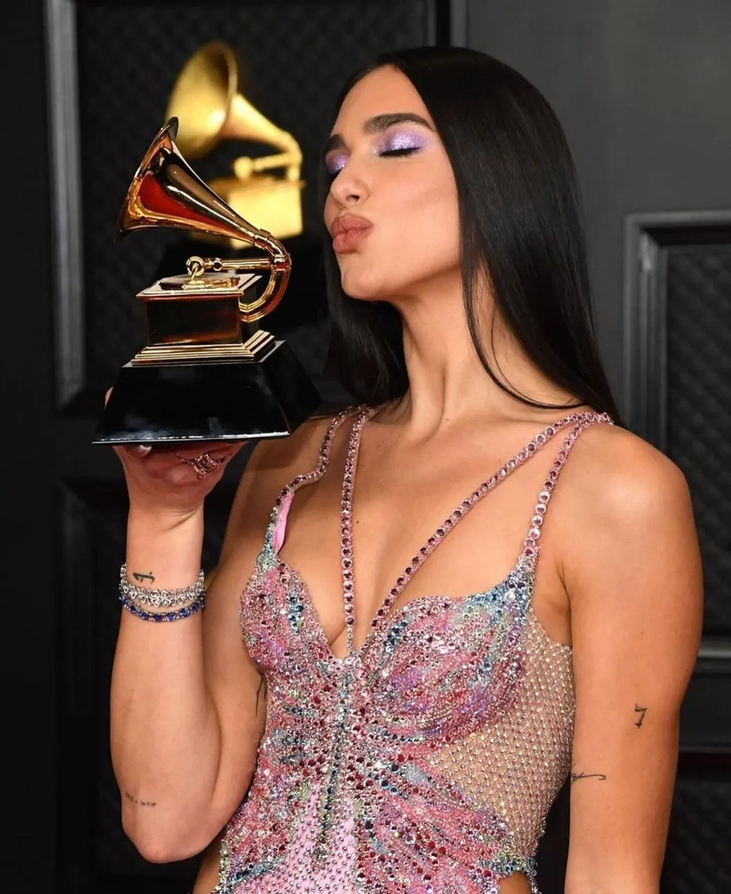 Dua Lipa en los Grammys 2021 😍