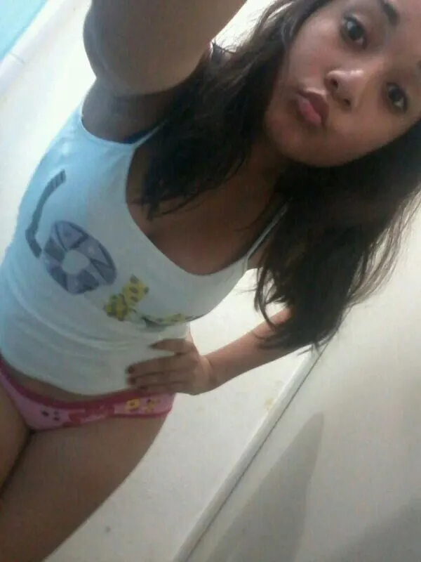 Pendejas putas, tetonas, selfies.
