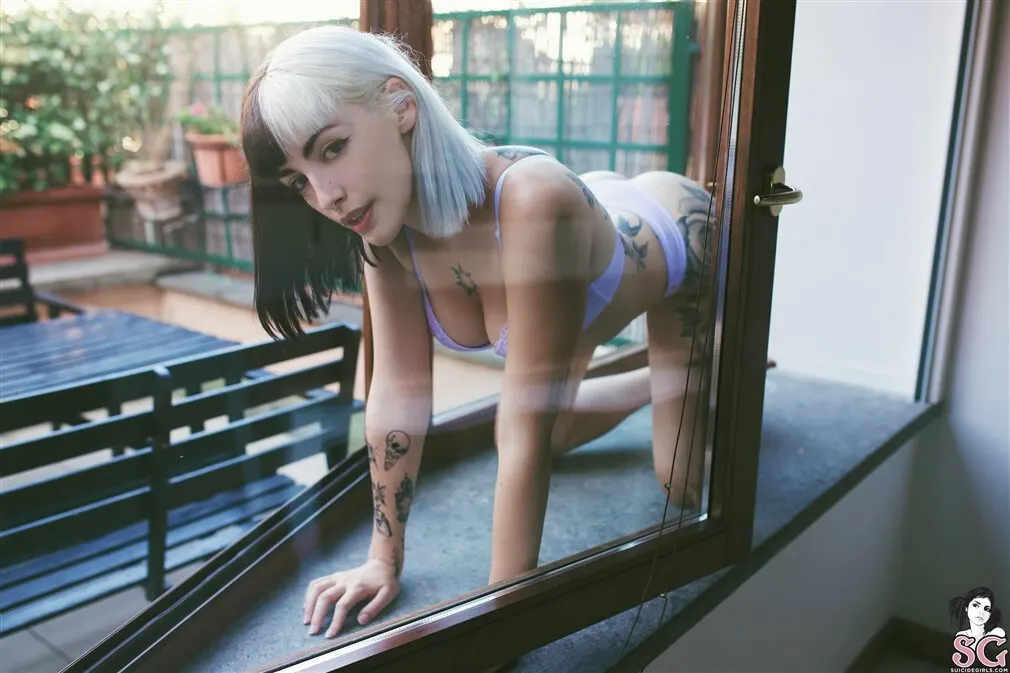 Ardens Suicide, Behind the glass