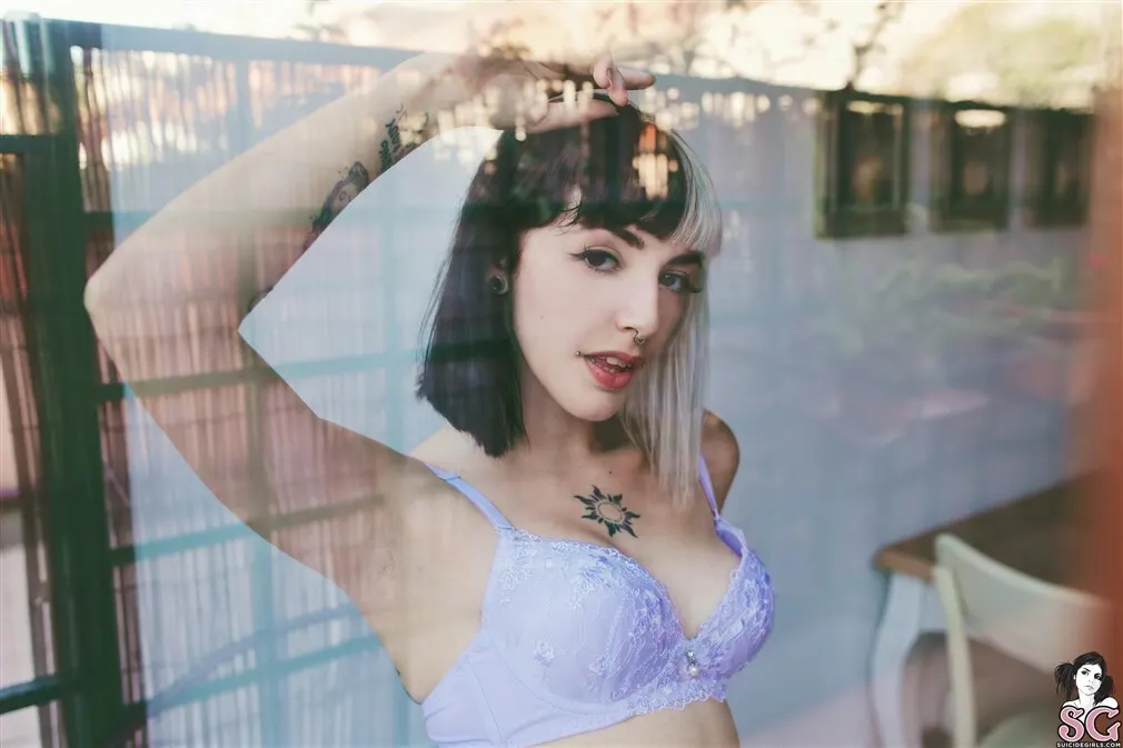 Ardens Suicide, Behind the glass