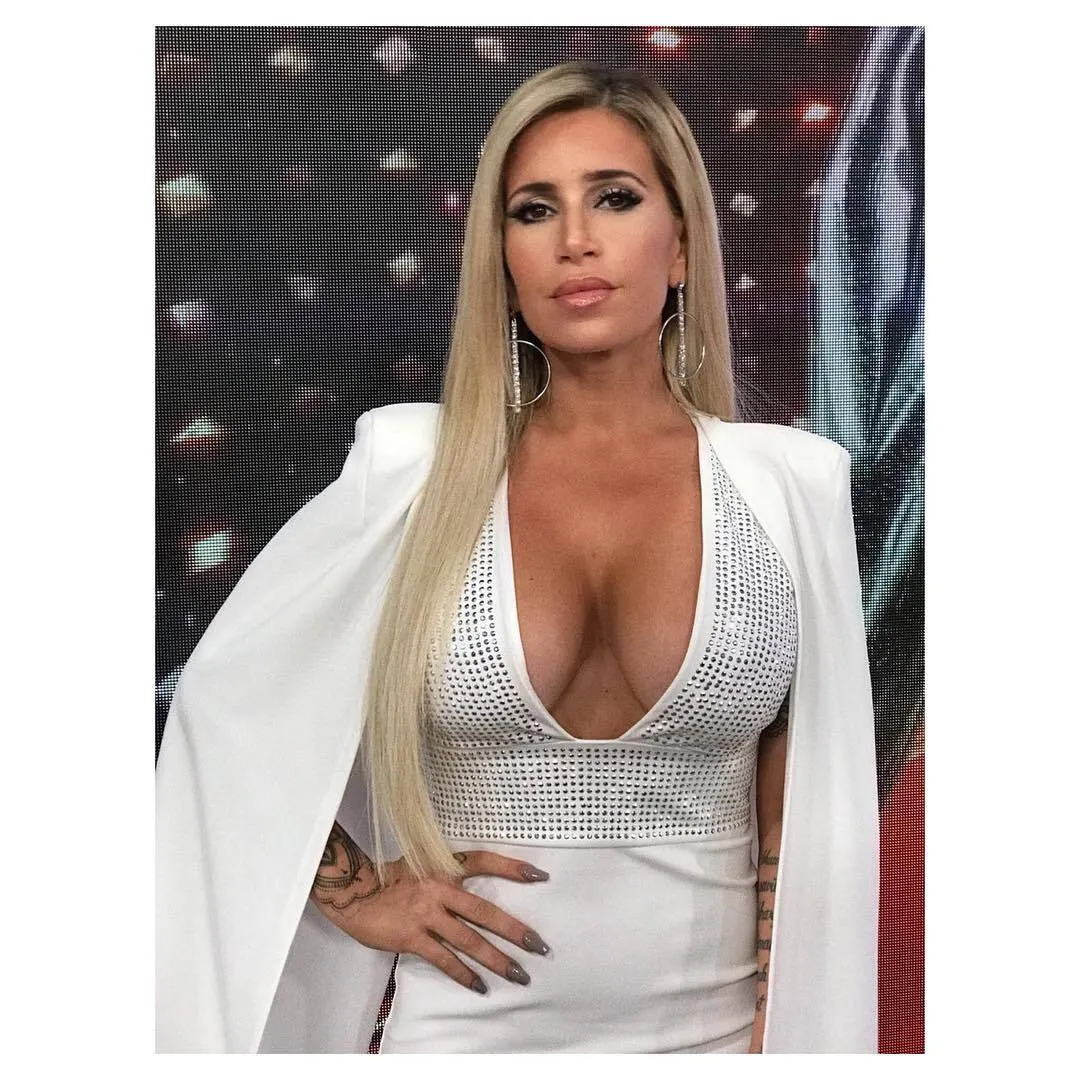 Un poco más de Flor Peña, terrible milf...