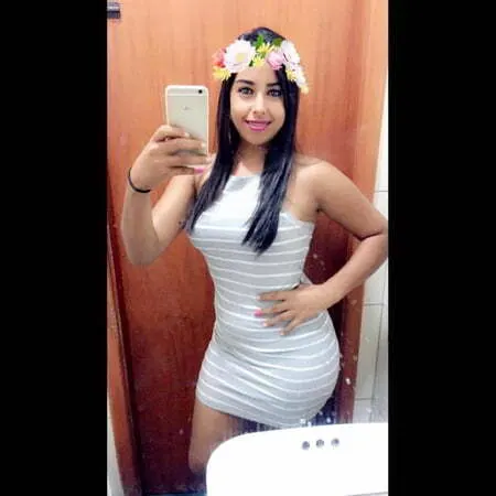 Una Flaca Muy Caliente Y Hermosa.