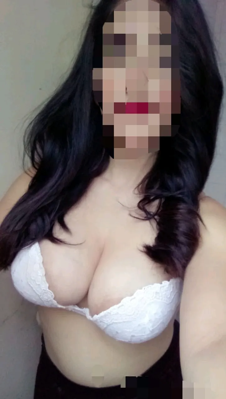 Ahora por delante, las tetas de mi esposa...