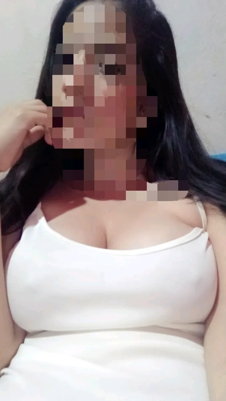 Ahora por delante, las tetas de mi esposa...