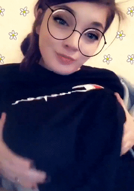 Pendeja De Enormes Tetas y Pezones Erectos