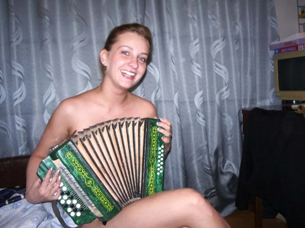 Con La Novia Rusa De Su Primo