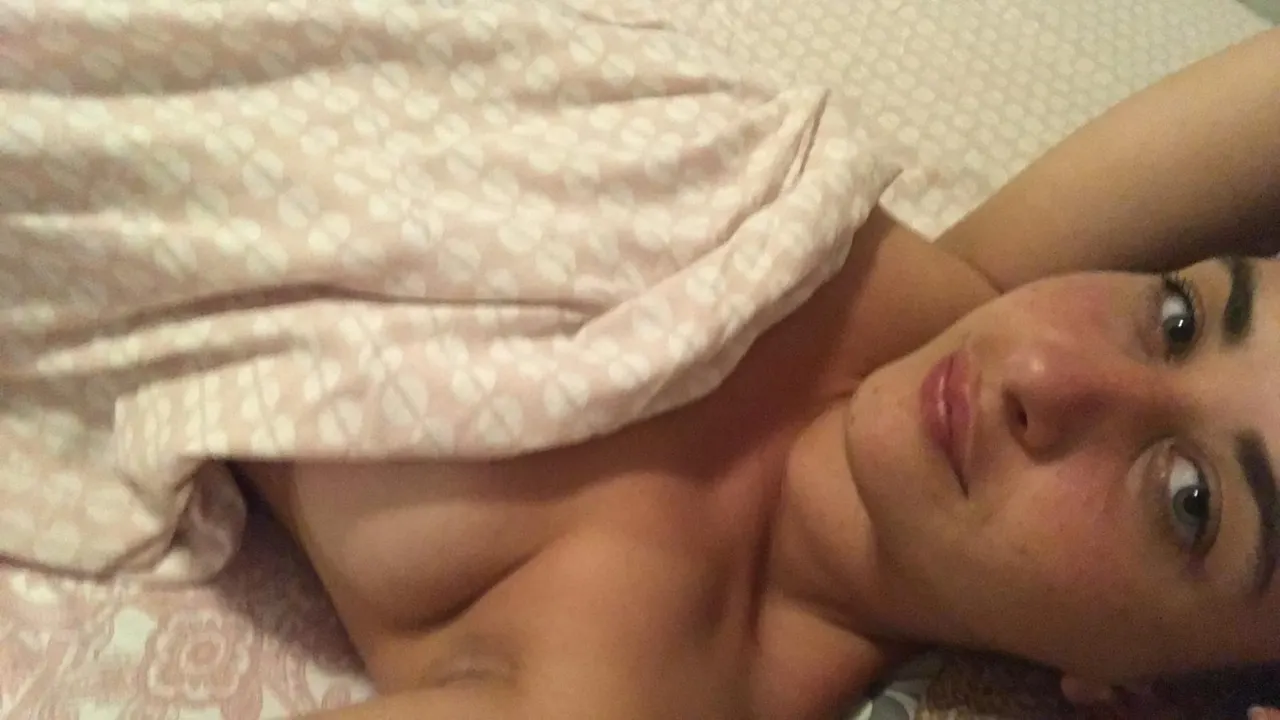 Tetona y gordibuena se masturba y chupa pija para vos