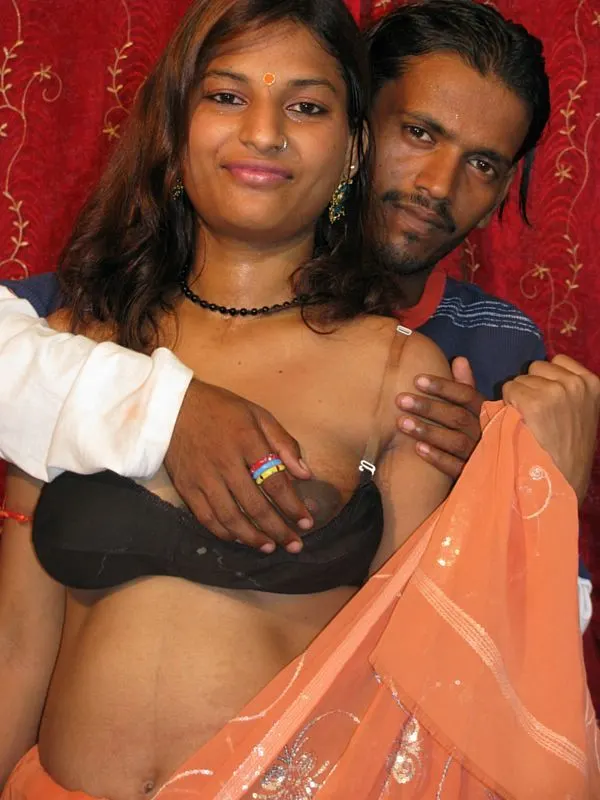 Pareja Indu se muestra