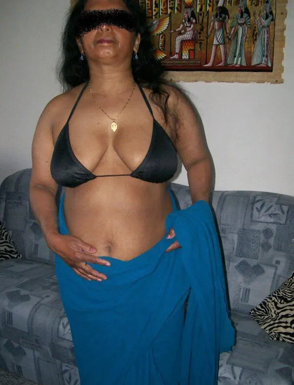 Pareja Indu se muestra
