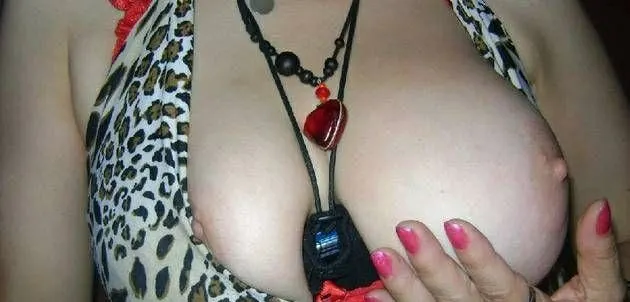 Unas buenas tetas amateur para ir a dormir.