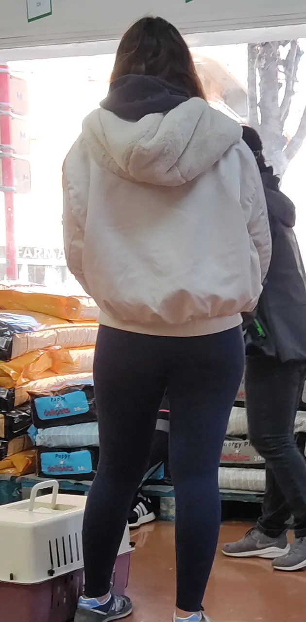Bbsota rica, no se ven bien las fotos pero lo poco merece la