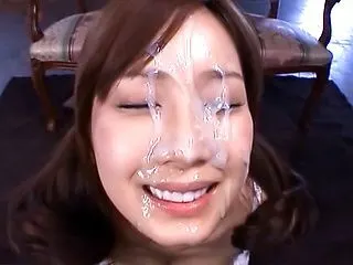 Asiáticas recibiendo y tomando leche