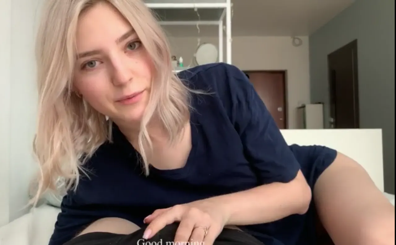 Hermosa rubia mamando