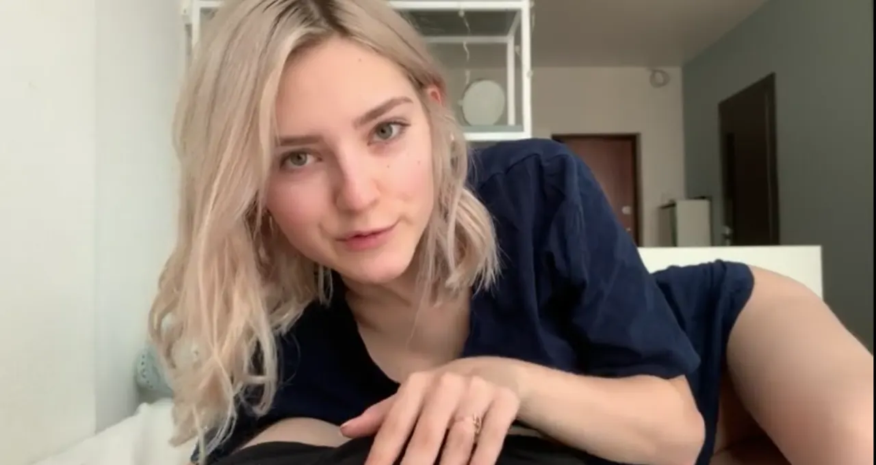 Hermosa rubia mamando