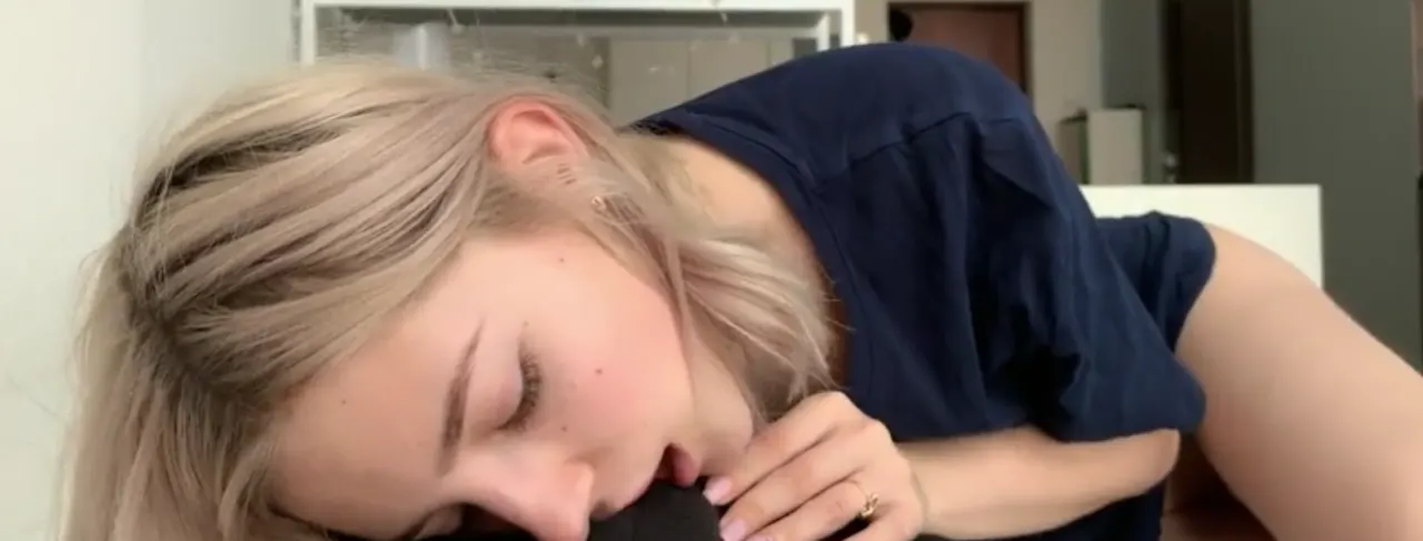 Hermosa rubia mamando