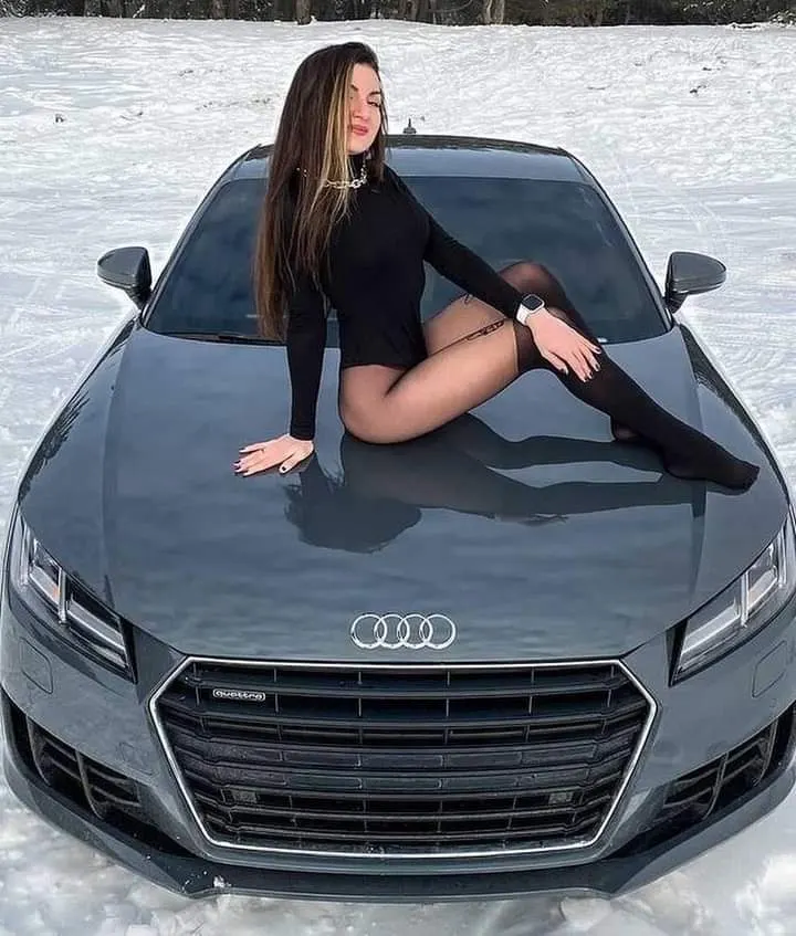 Mujeres modelando en autos