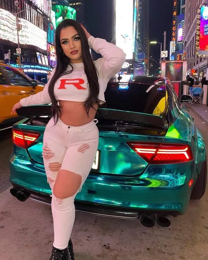 Mujeres modelando en autos
