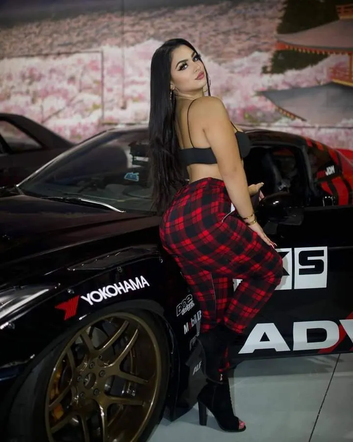 Mujeres modelando en autos
