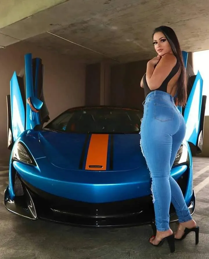 Mujeres modelando en autos