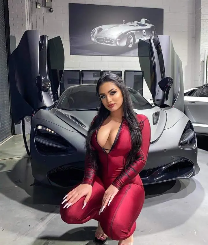 Mujeres modelando en autos