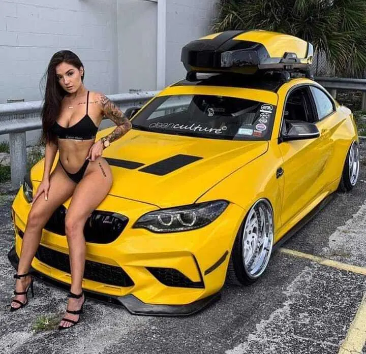 Mujeres modelando en autos