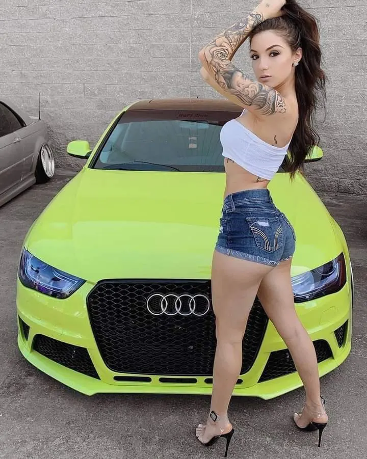 Mujeres modelando en autos