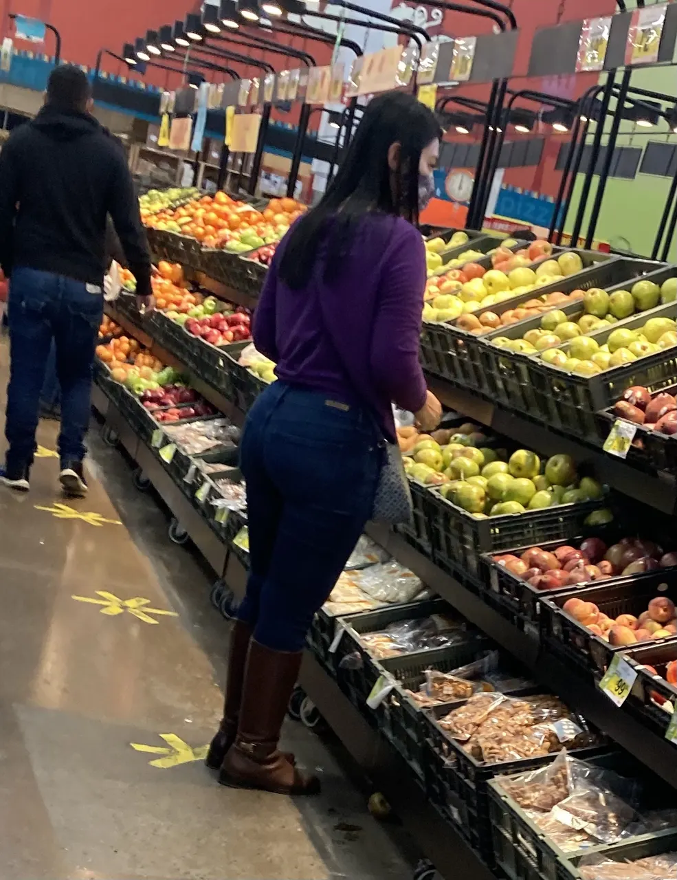Culona en Jeans en el Super