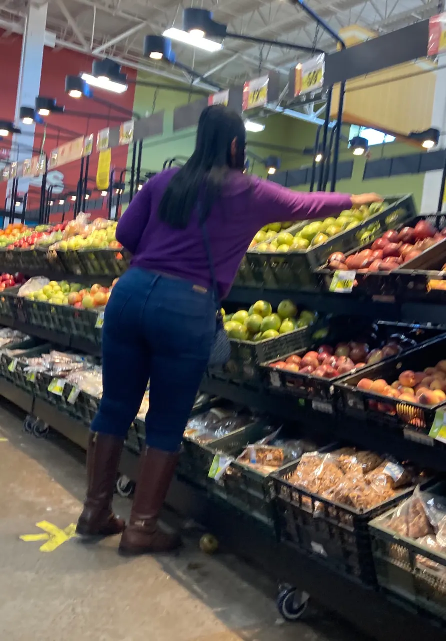 Culona en Jeans en el Super
