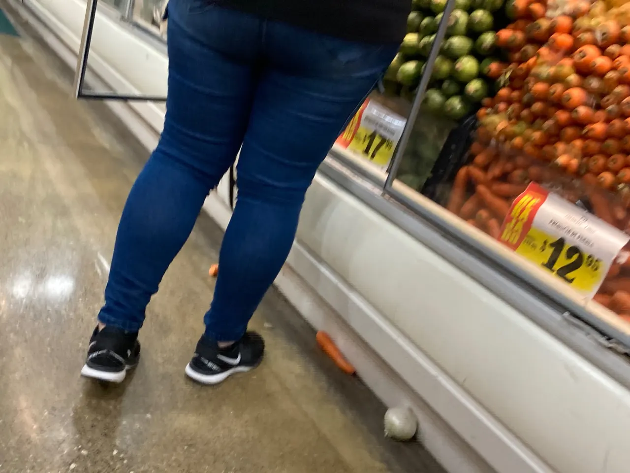 Culona en Jeans en el Super