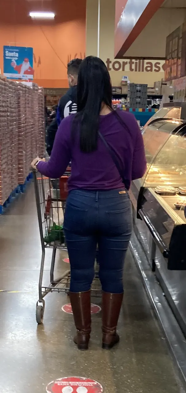 Culona en Jeans en el Super