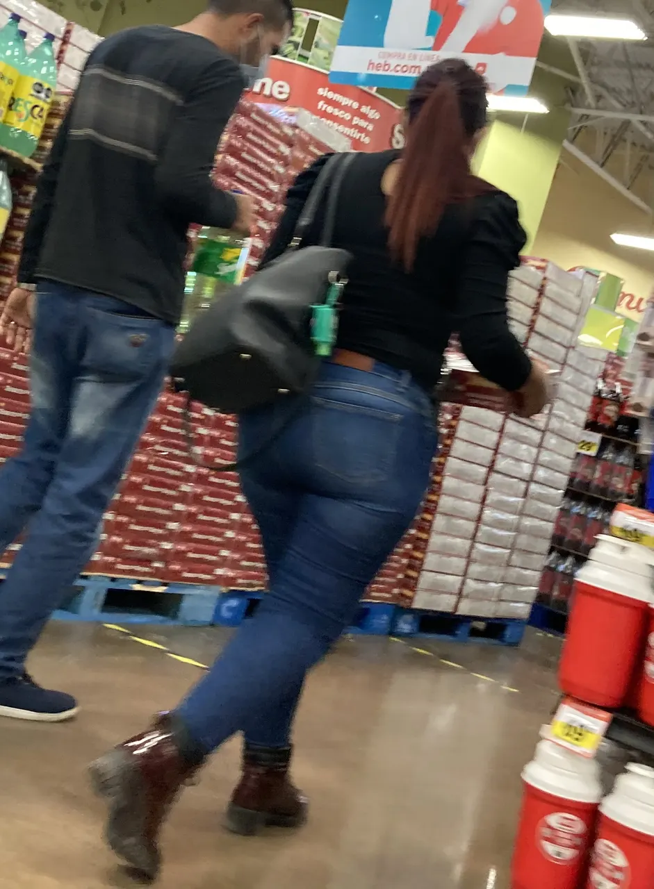 Culona en Jeans en el Super