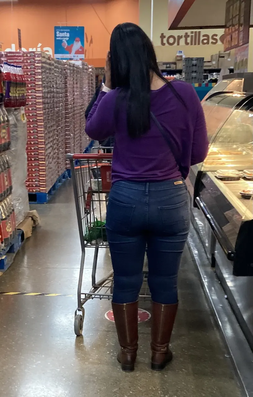 Culona en Jeans en el Super