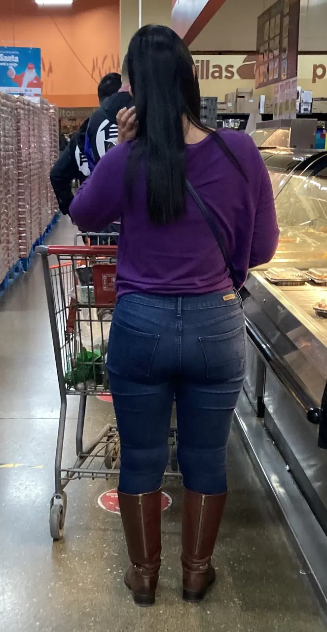 Culona en Jeans en el Super